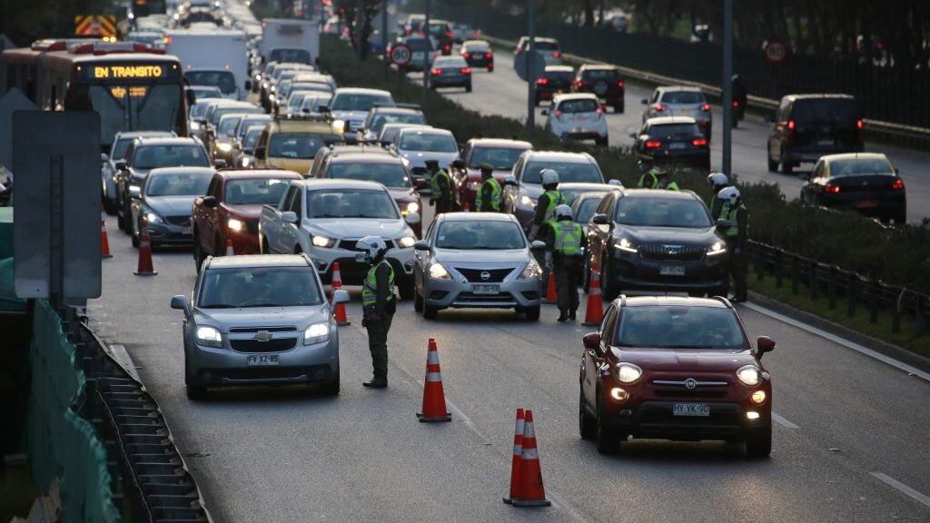 14 de junio del 2021/SantiagoCarabineros realiza fiscalizaciones en la autopista Costanera Norte
FOTO: KARIN POZO/AGENCIAUNO