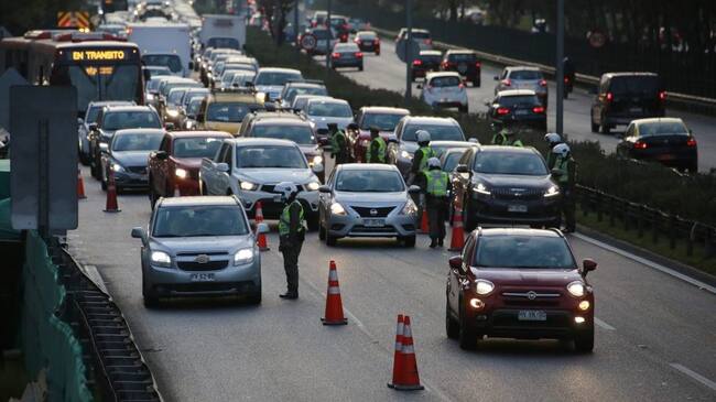 14 de junio del 2021/SantiagoCarabineros realiza fiscalizaciones en la autopista Costanera Norte
FOTO: KARIN POZO/AGENCIAUNO