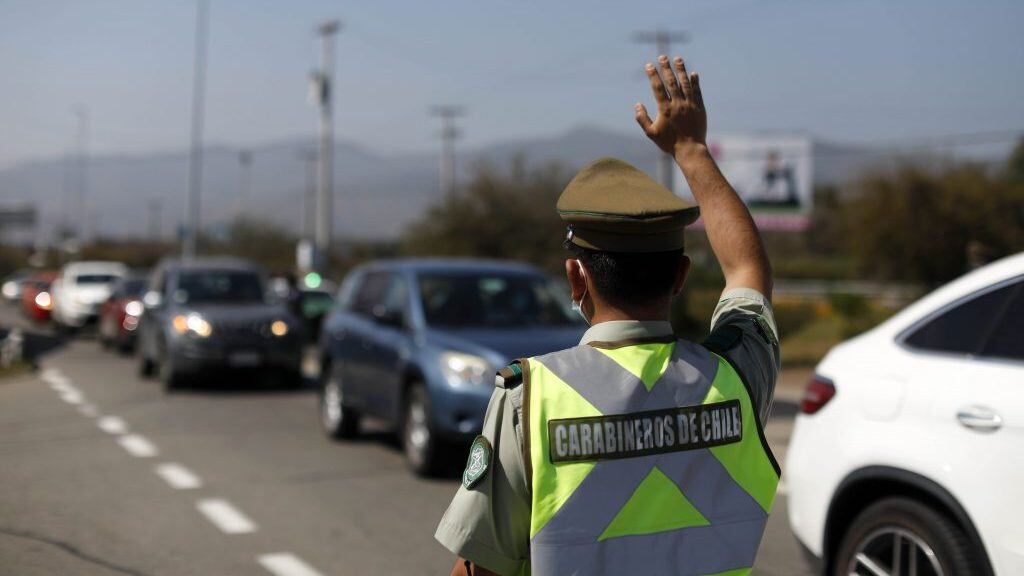 16  de Septiembre de 2020/CURACAVÍ Personal de Carabineros  refuerzan en terreno las medidas dispuestas para el control sanitario a los vehículos a la altura de la tenencia de carreteras de Curacavi,  a partir desde este  jueves 17 hasta el domingo 20 de septiembre con motivo de Fiestas Patrias.

FOTO:Cristobal Escobar/Agencia UNO