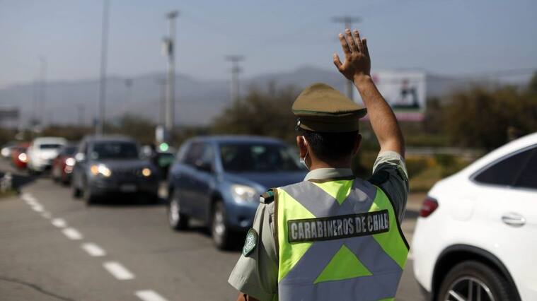 16 de Septiembre de 2020/CURACAVÍ Personal de Carabineros refuerzan en terreno las medidas dispuestas para el control sanitario a los vehículos a la altura de la tenencia de carreteras de Curacavi, a partir desde este jueves 17 hasta el domingo 20 de septiembre con motivo de Fiestas Patrias.
FOTO:Cristobal Escobar/Agencia UNO