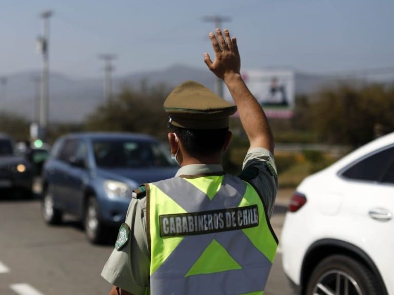 16 de Septiembre de 2020/CURACAVÍ Personal de Carabineros refuerzan en terreno las medidas dispuestas para el control sanitario a los vehículos a la altura de la tenencia de carreteras de Curacavi, a partir desde este jueves 17 hasta el domingo 20 de septiembre con motivo de Fiestas Patrias.
FOTO:Cristobal Escobar/Agencia UNO