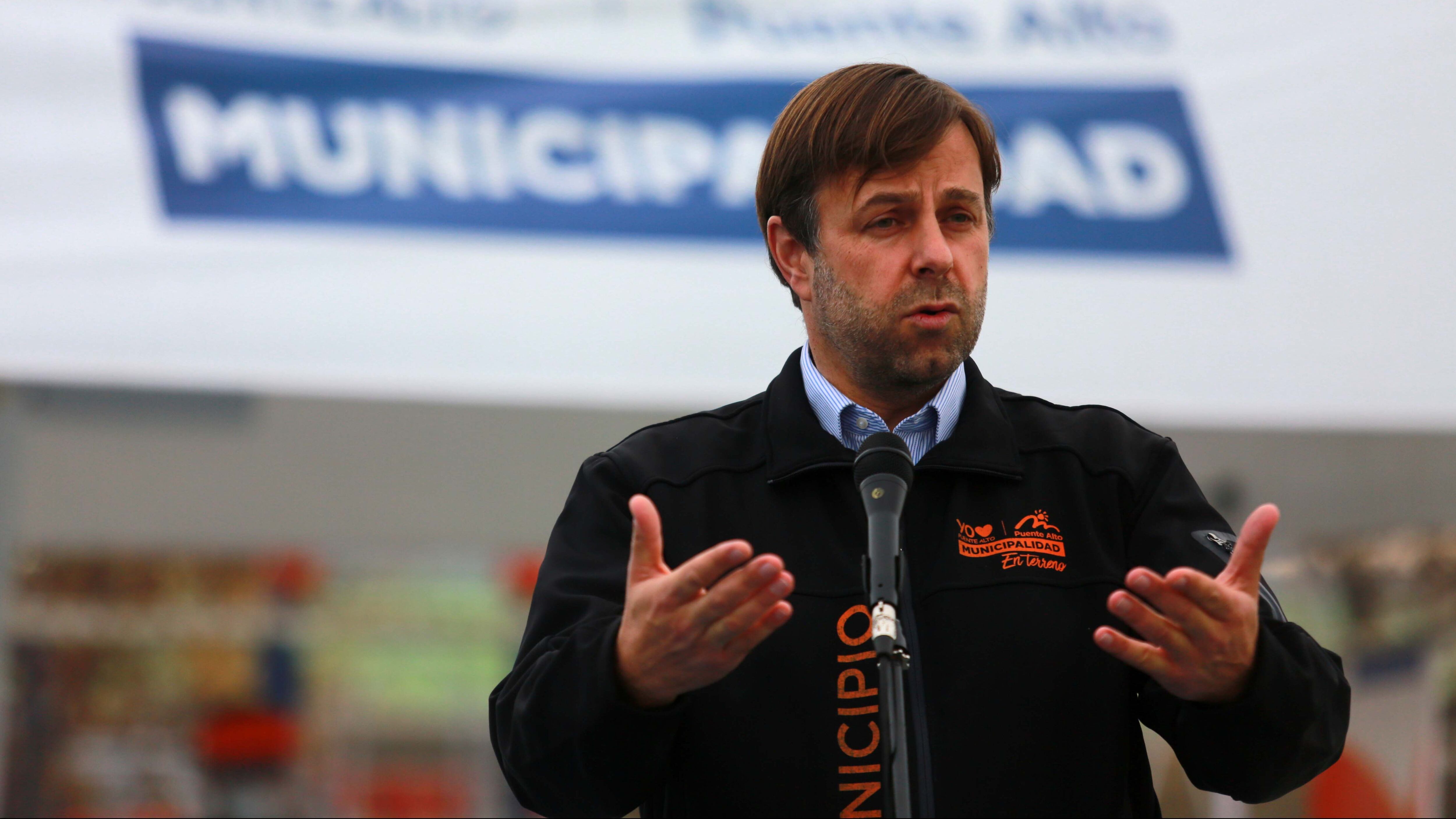 10 de Julio de 2020/SANTIAGO
El alcalde German Codina habla a los medios, durante que la municipalidad de Puente Alto realiza test PCR para la detección del COVID 19 a trabajadores de ferias libres en la comuna , donde son aprox. 2.550 personas que trabajan en el rubro de los alimentos.
FOTO: JOSE FRANCISCO ZUÑIGA/AGENCIAUNO
