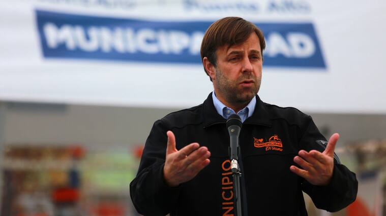 10 de Julio de 2020/SANTIAGO
El alcalde German Codina habla a los medios, durante que la municipalidad de Puente Alto realiza test PCR para la detección del COVID 19 a trabajadores de ferias libres en la comuna , donde son aprox. 2.550 personas que trabajan en el rubro de los alimentos.
FOTO: JOSE FRANCISCO ZUÑIGA/AGENCIAUNO
