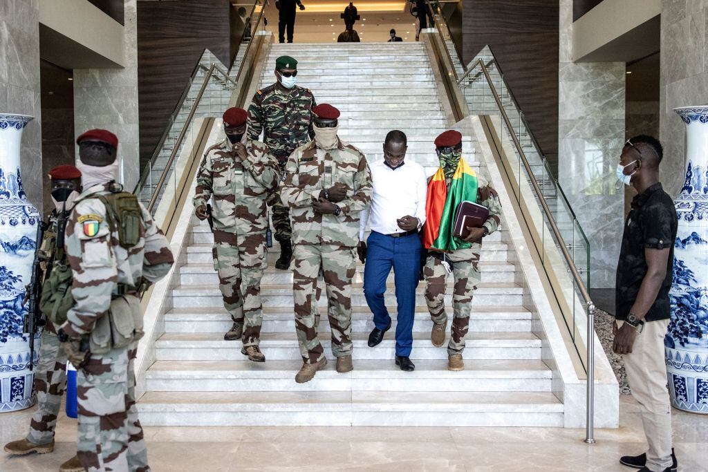 Doumbouya con representantes económicos de países africanos