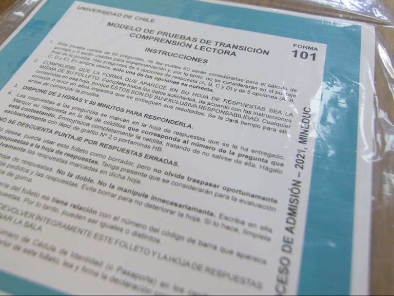 04 de enero de 2021/SANTIAGOEl Subsecretario de Educación Superior, el Rector de la Universidad de Chile y la Directora del Departamento de Evaluación, Medición y Registro Educacional (DEMRE) supervisan los últimos detalles para la Prueba de Transición 2021 en un liceo de Estación Central
FOTO: FRANCISCO CASTILLO/AGENCIAUNO
