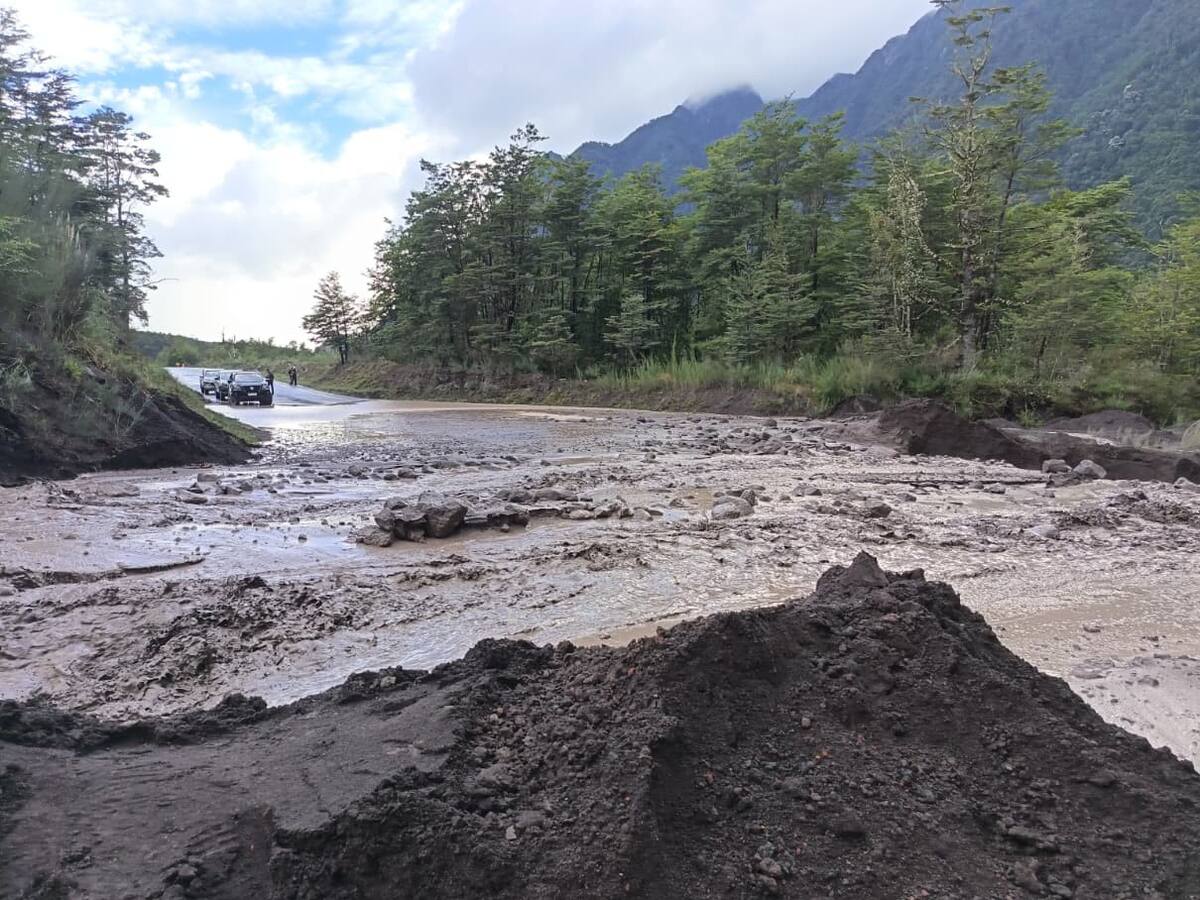 Intensas lluvias generan deslizamientos en laderas del volcán Osorno y bloquean camino entre Puerto Varas y Petrohué