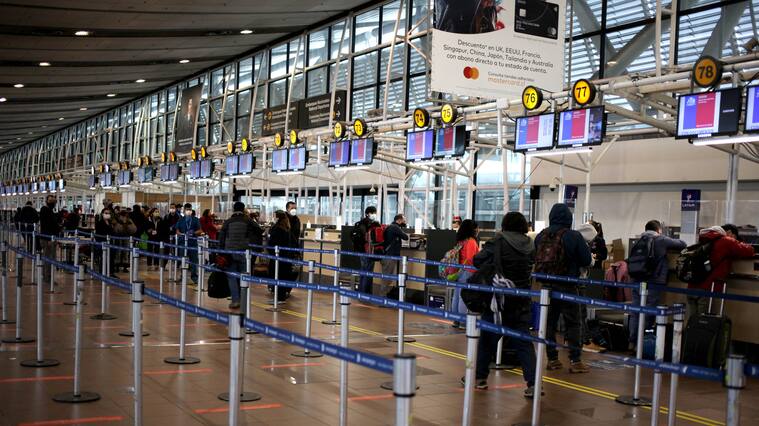 15 DE SEPTIEMBRE DE 2020/SANTIAGO
Personas son atendidas por personal del lugar, durante el control sanitario en el interior del Aeropuerto Arturo Merino Benitez, ubicado en la comuna de Pudahuel, Santiago.
FOTO: AILEN DÍAZ/AGENCIAUNO