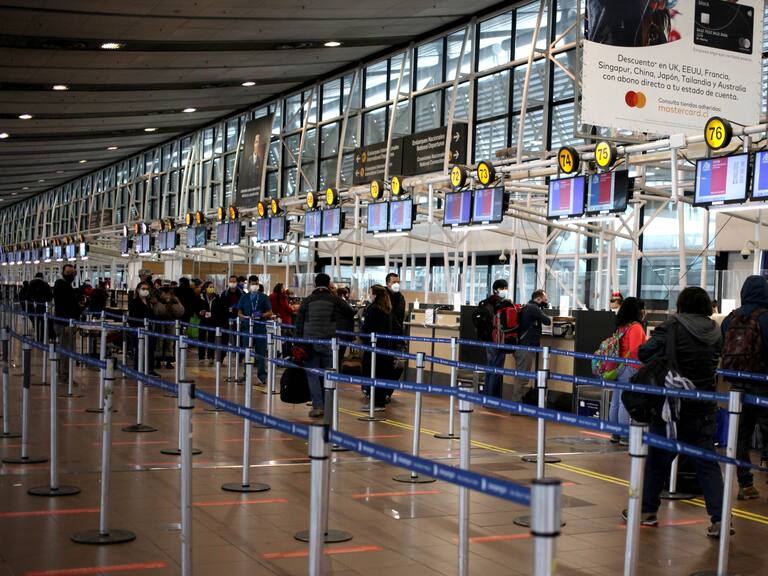 15 DE SEPTIEMBRE DE 2020/SANTIAGO
Personas son atendidas por personal del lugar, durante el control sanitario en el interior del Aeropuerto Arturo Merino Benitez, ubicado en la comuna de Pudahuel, Santiago.
FOTO: AILEN DÍAZ/AGENCIAUNO
