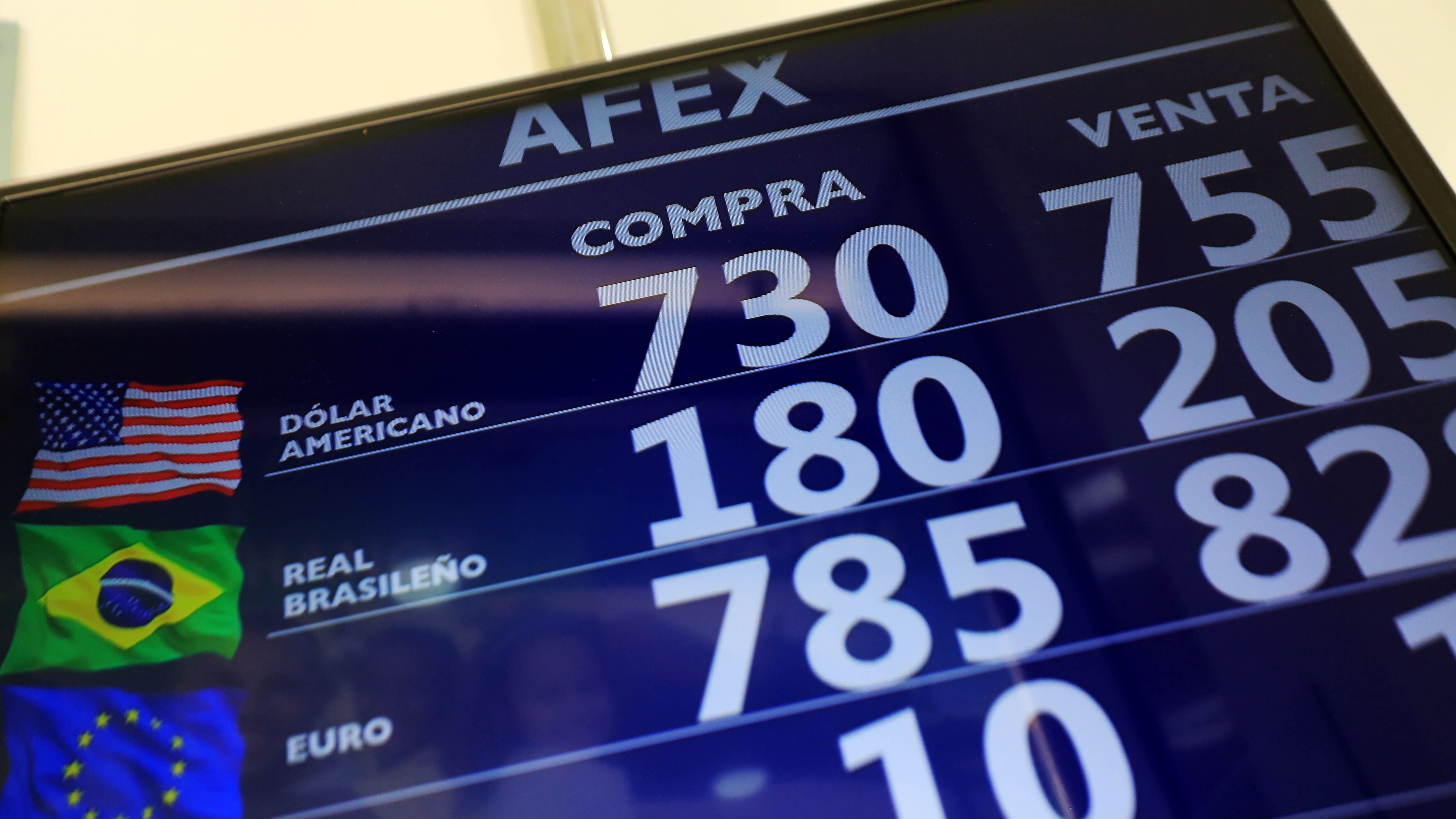 31 de Octubre del 2019/SANTIAGO
El dólar cerró con una fuerte alza en medio de una nueva jornada marcada por la movilizaciones en Chile y la incertidumbre del mercado por lo que pueda suceder
Fotos: Jose Francisco Zuñiga/ Agencia Uno