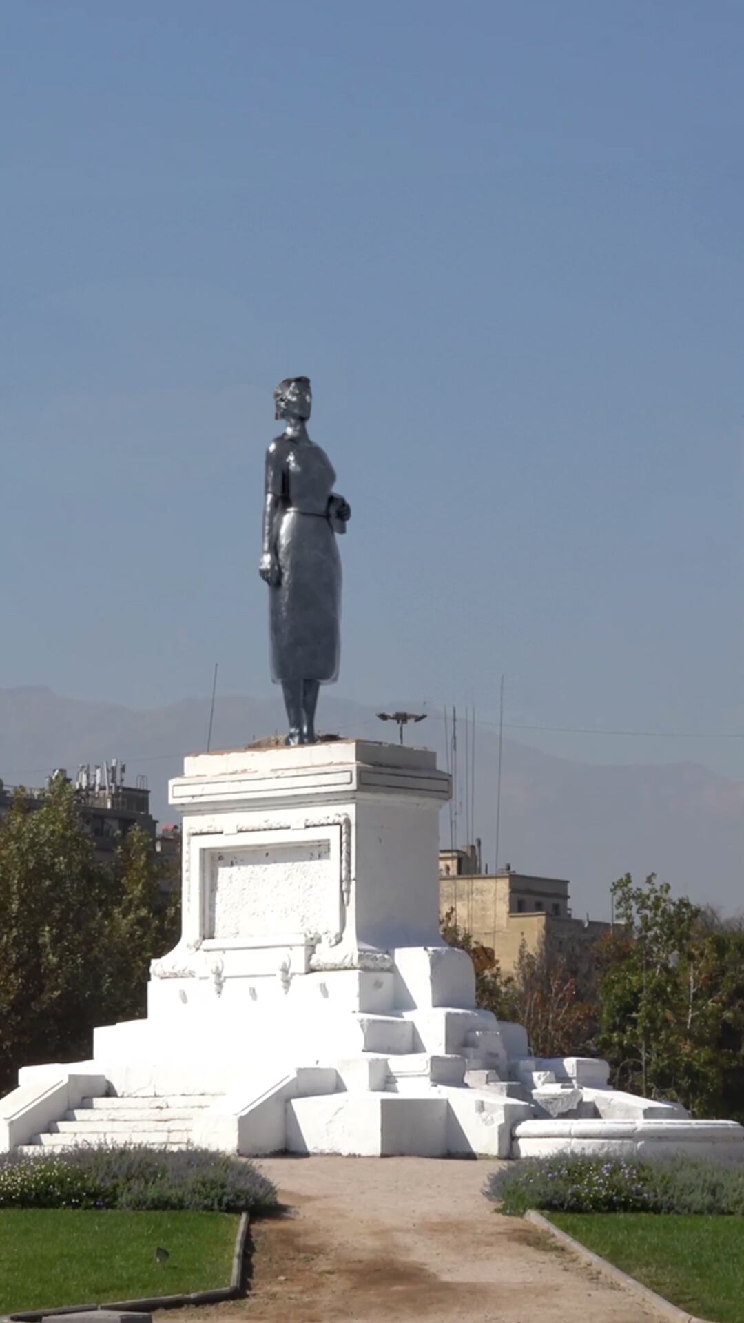 ¿Realidad o ficción?: Plaza Baquedano amanece con monumento de Elena Caffarena, impulsora del voto femenino
