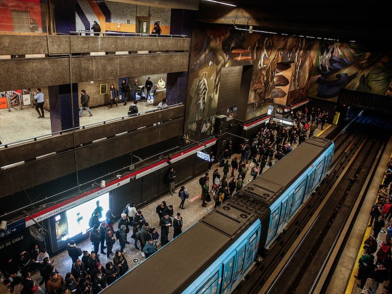 Tras anuncio de alza del pasaje: realizan masivas evasiones en estaciones de Metro de Santiago