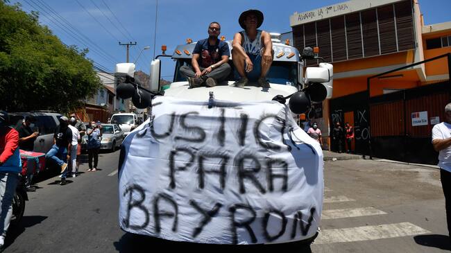 12 DE FEBRERO 2022 /ANTOFAGASTA Familiares, amigos y colegas llegan hasta el servicio medico legal para retirar el cuerpo de Byron Castillo, camionero asesinado en el sector norte de la ciudad a manos de Migrantes
FOTO CAMILO ALFARO /AGENCIA UNO