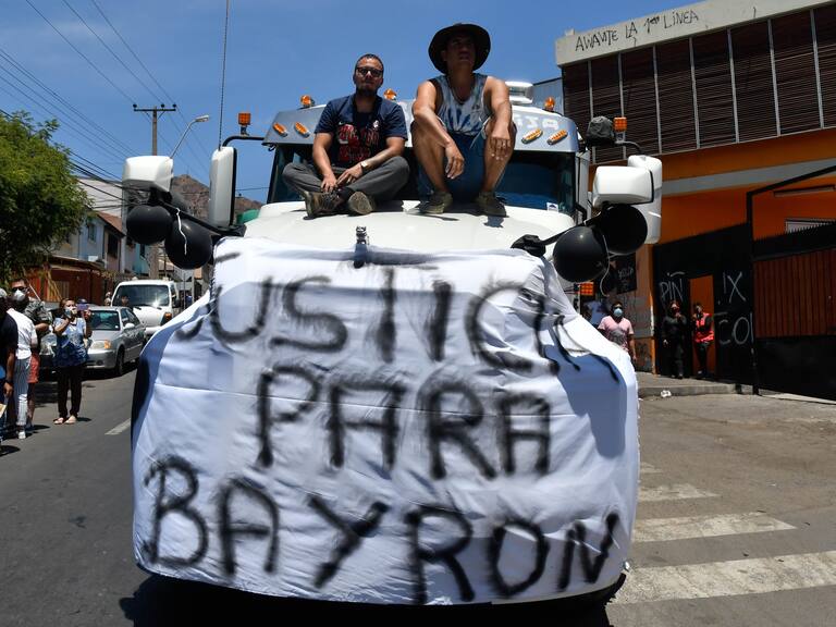 12 DE FEBRERO 2022 /ANTOFAGASTA Familiares, amigos y colegas llegan hasta el servicio medico legal para retirar el cuerpo de Byron Castillo, camionero asesinado en el sector norte de la ciudad a manos de Migrantes
FOTO CAMILO ALFARO /AGENCIA UNO