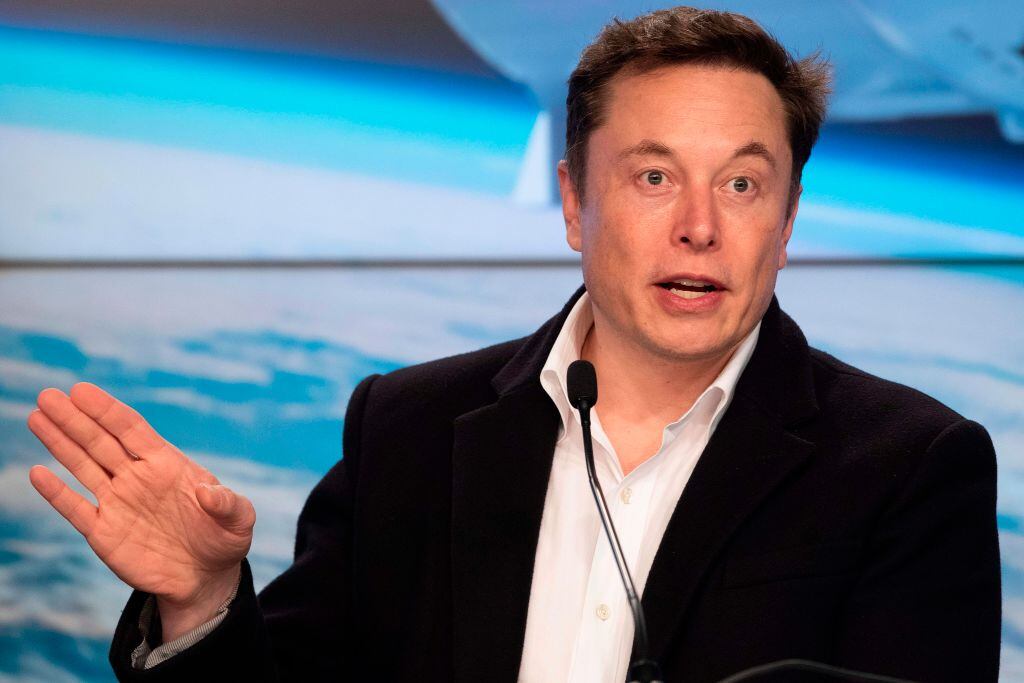 Elon Musk habla con los medios de su empresa SpaceX en Florida