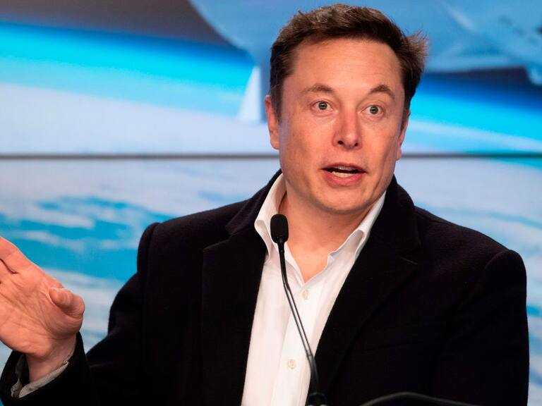 Elon Musk habla con los medios de su empresa SpaceX en Florida