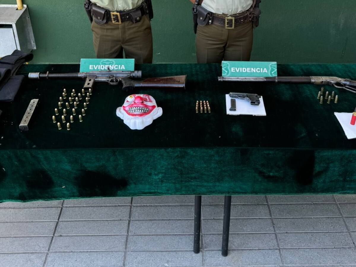 Desde rifle a una subametralladora: Carabineros detiene a dos personas que mantenían armamento de guerra en Puente Alto
