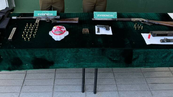 Desde rifle a una subametralladora: Carabineros detiene a dos personas que mantenían armamento de guerra en Puente Alto