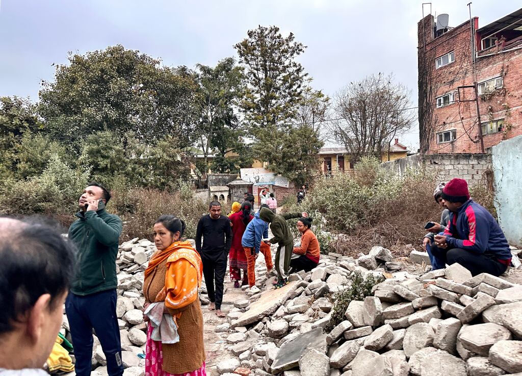 Las personas en una zona de Katmandú en Nepal que se vio también afectada por el terremoto de magnitud 6.8 que se registró en la región del Tíbet en China