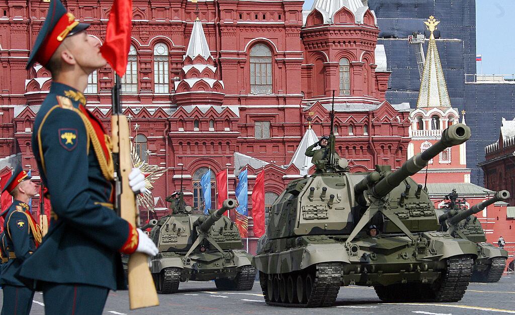 El ejército de Rusia marcha por la Plaza Roja frente al Kremlin en Moscú