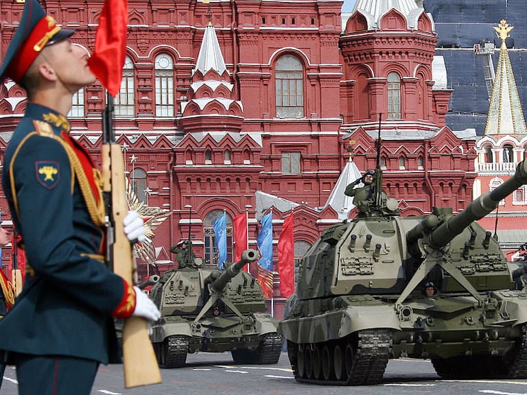 El ejército de Rusia marcha por la Plaza Roja frente al Kremlin en Moscú