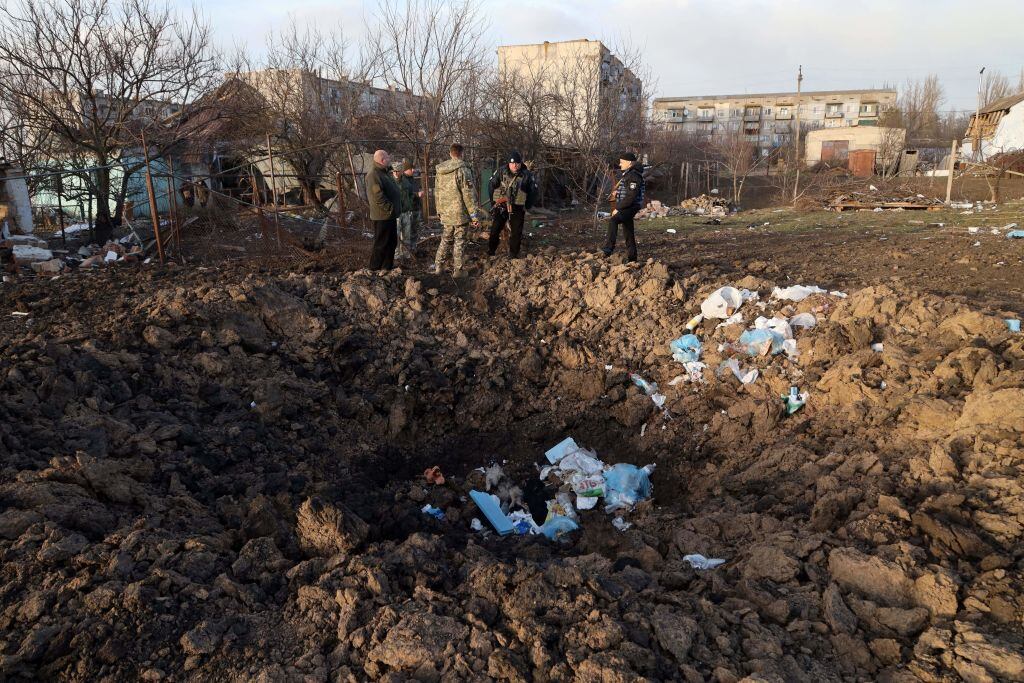 El daño que deja el impacto de un misil en las cercanías de la ciudad de Mikoláiv