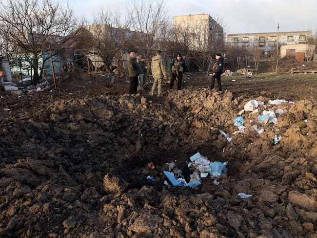 El daño que deja el impacto de un misil en las cercanías de la ciudad de Mikoláiv