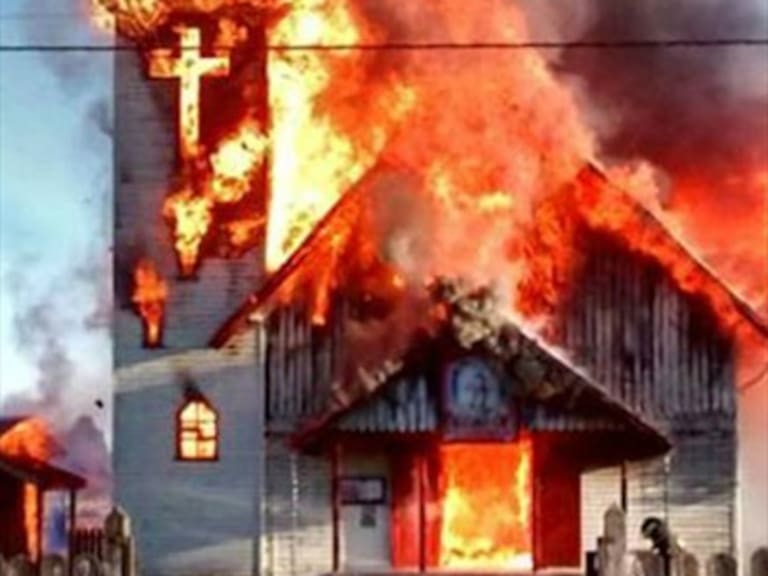 Ataque incendiario destruye por completo iglesia en Panguipulli