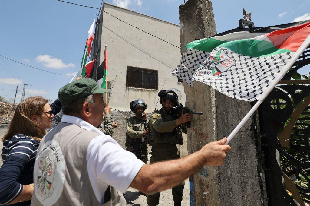 Soldados de Israel apuntan armas contra ciudadanos de Palestina en protesta