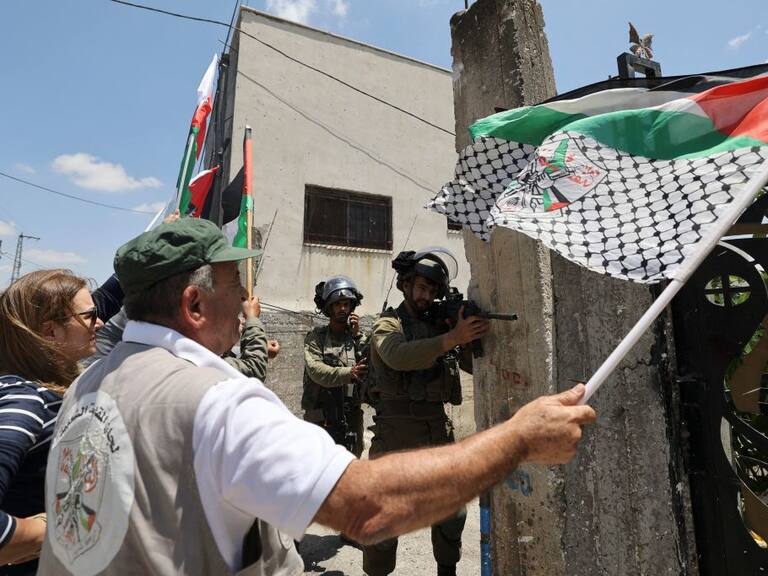 Soldados de Israel apuntan armas contra ciudadanos de Palestina en protesta