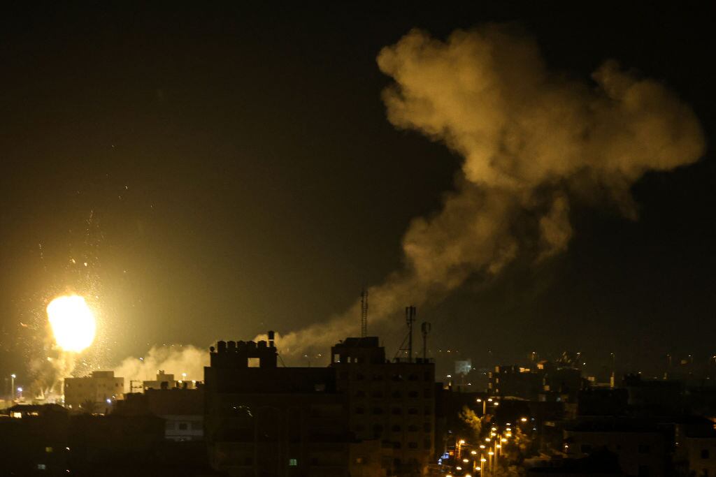 Fuego y humo se levanta sobre Gaza tras bombardeo de Israel