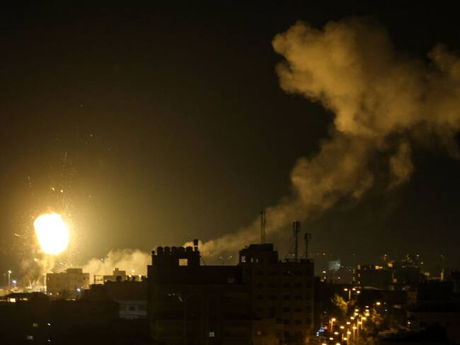 Fuego y humo se levanta sobre Gaza tras bombardeo de Israel