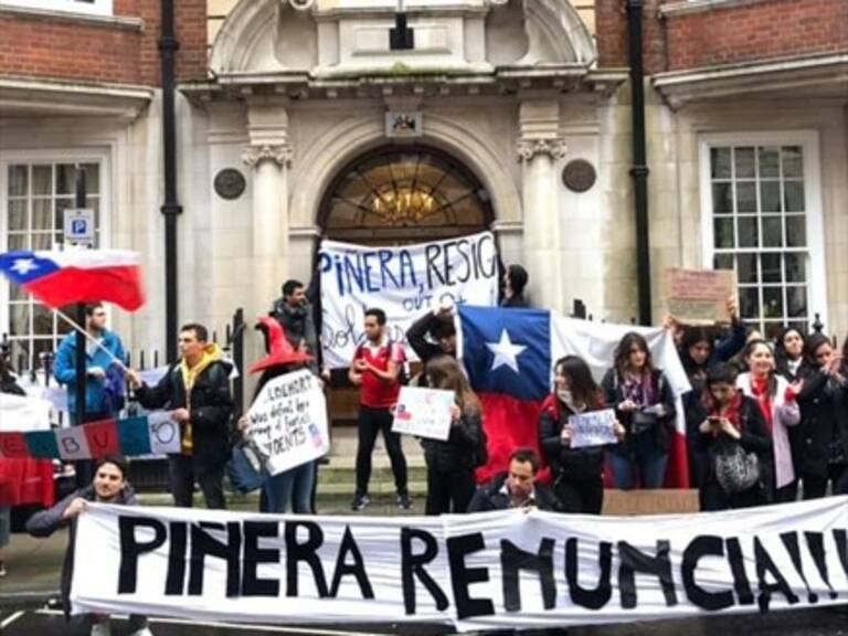 Colonia chilena en Inglaterra protestó afuera de la Embajada por la situación del país