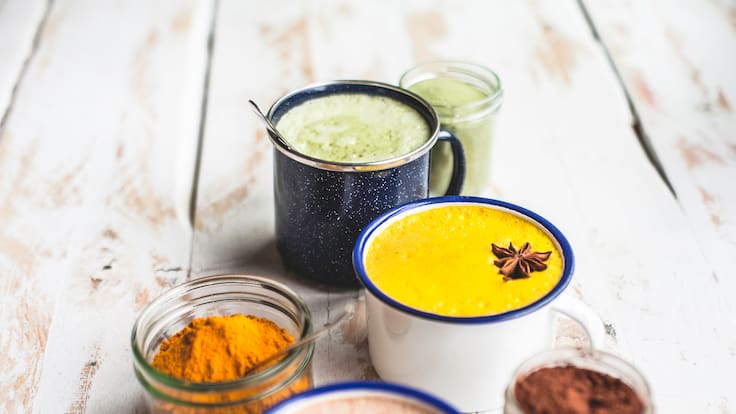 Golden milk y matcha: los impresionantes beneficios de las bebidas saludables más populares (y cómo prepararlas)