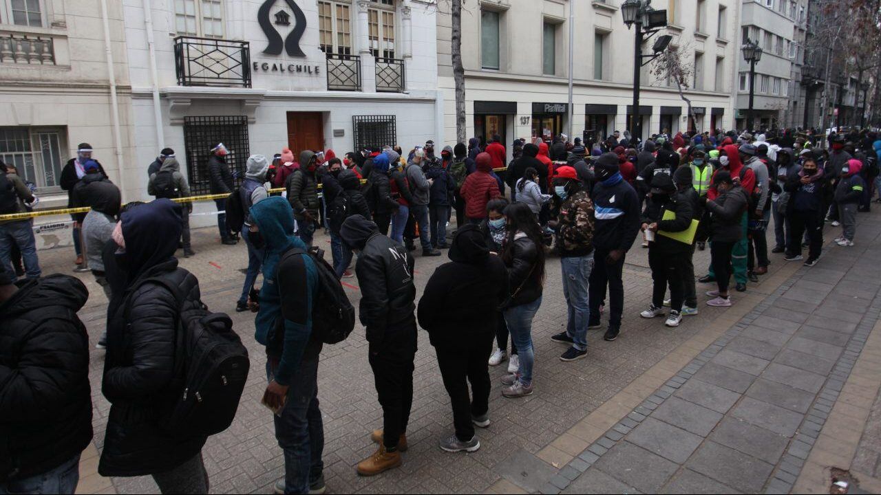 31 DE JULIO DE 2020/SANTIAGO
Personas hacen fila para realiar tramites en AFP Plan Vital, ubicada en calle Tenderini, después de que la cámara de diputadas y diputados aprobara legislar sobre el proyecto de retiro del 10% de los fondos de pensiones, durante el estado de catástrofe por pandemia de Covid-19 que afecta al país, Santiago
FOTO: AILEN DÍAZ/AGENCIAUNO