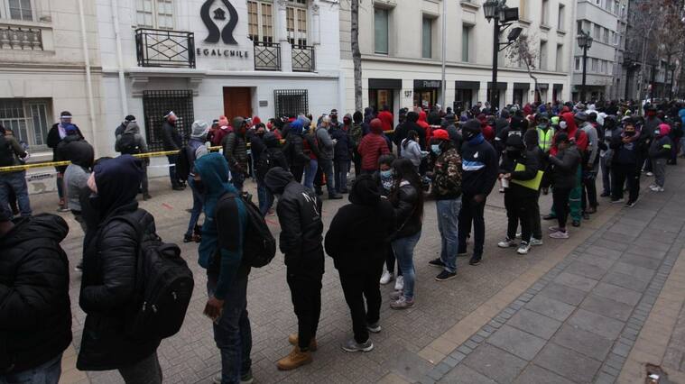 31 DE JULIO DE 2020/SANTIAGO
Personas hacen fila para realiar tramites en AFP Plan Vital, ubicada en calle Tenderini, después de que la cámara de diputadas y diputados aprobara legislar sobre el proyecto de retiro del 10% de los fondos de pensiones, durante el estado de catástrofe por pandemia de Covid-19 que afecta al país, Santiago
FOTO: AILEN DÍAZ/AGENCIAUNO