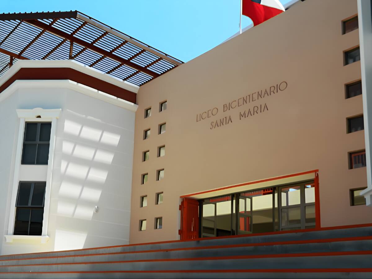 Estudiante de 12 años resulta lesionada tras caída de altura en liceo Bicentenario de Iquique