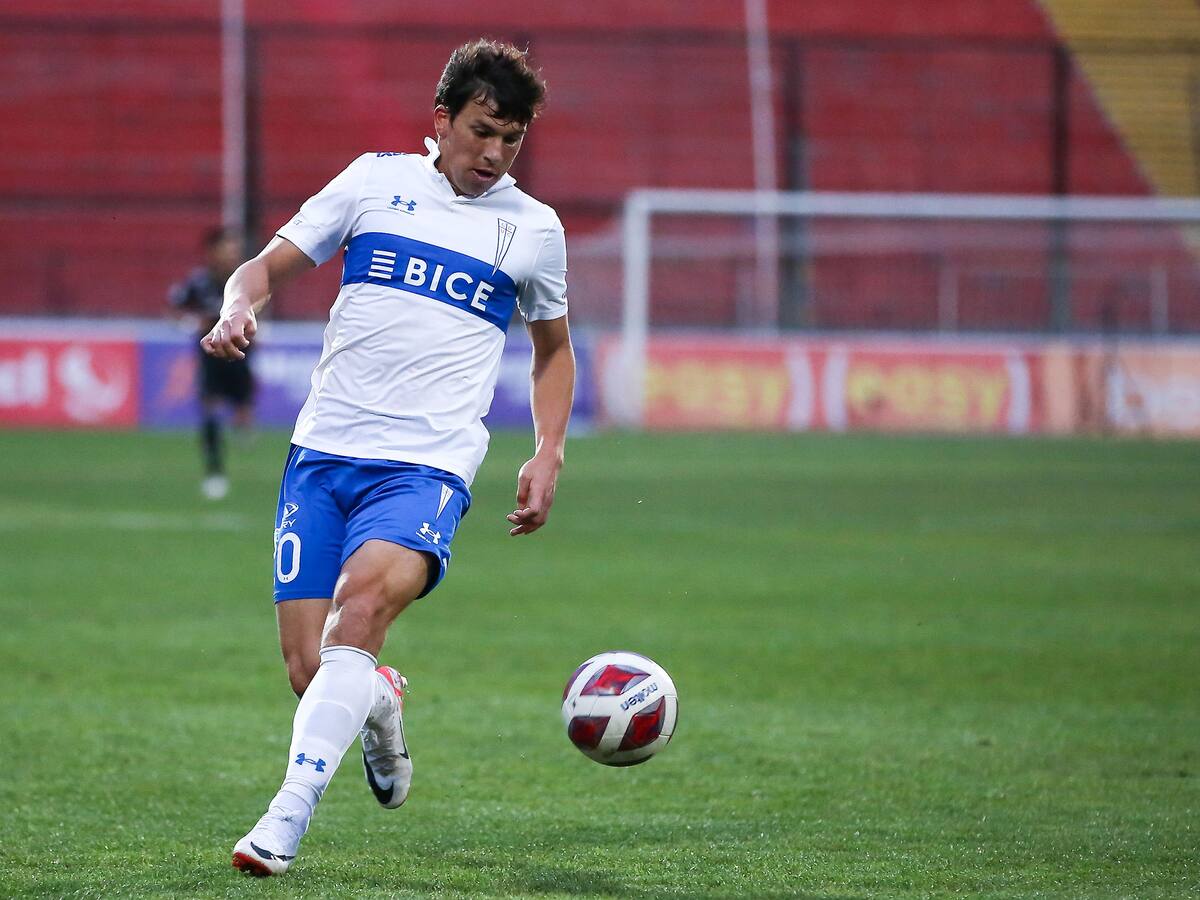 Gonzalo Tapia no se complica por el pasto sintético en estadio de la UC: “No se va a dañar tanto la cancha”