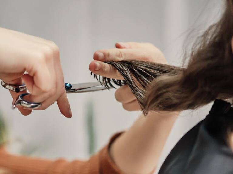 ¡Insólito! Peluquería le cobró $450 mil pesos a una mujer extranjera por teñirle el pelo
