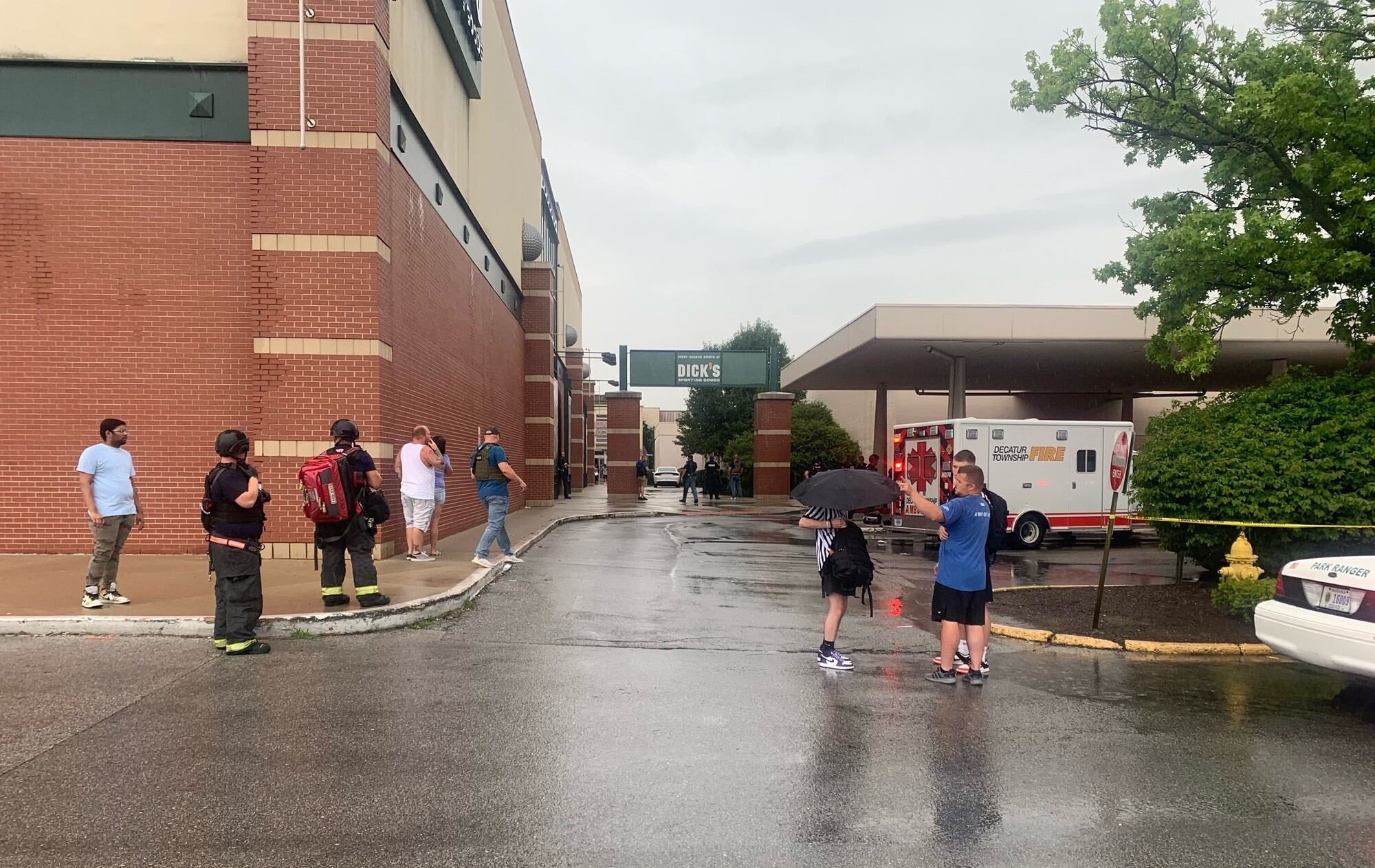 Personas observan desde afuera del mall donde hubo un tiroteo en Indiana