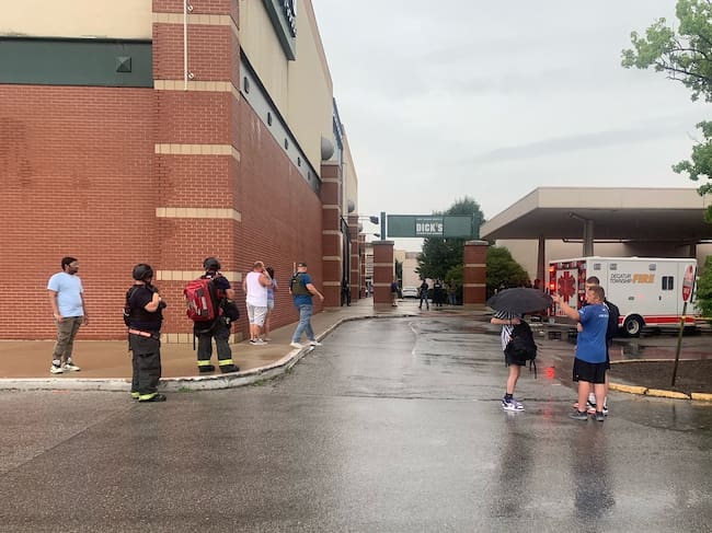 Personas observan desde afuera del mall donde hubo un tiroteo en Indiana