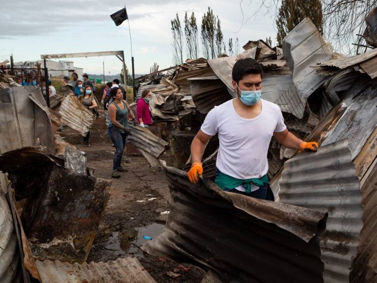 10 DE DICIEMBRE 2021 / CASTROUn hombre ayuda en la remoción de escombros tras incendio forestal que destruyo más de 140 casas en la población Camilo Henrriquez y Villa los Presidentes, durante mega incendio en la ciudad de Castro, Chiloé.
FOTO: FELIPE CONSTANZO / AGENCIAUNO