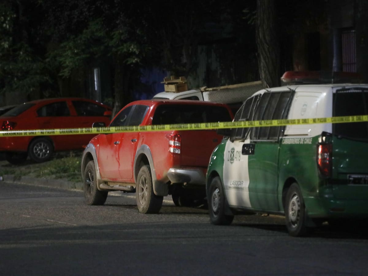 Iban en un auto robado y encañonaron a Carabineros: El violento procedimiento que terminó con dos detenidos en Peñalolén