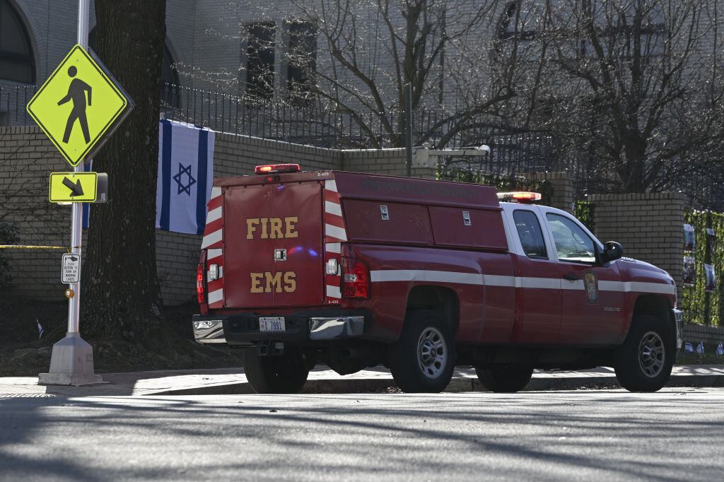Vehículo de bomberos en la zona donde un efectivo de la Fuerza Aérea de EEUU se inmoló ante la embajada de Israel en Washington por los ataques contra Gaza.