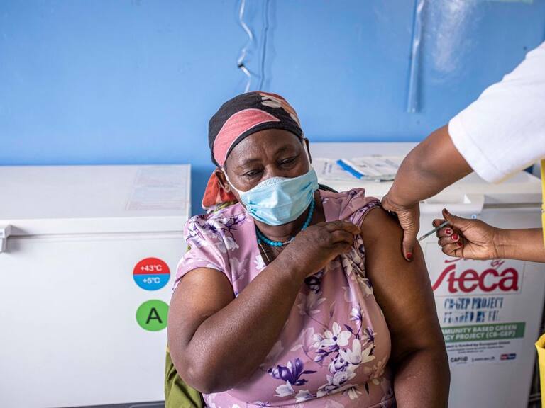 Mujer recibe la vacuna contra el Covid-19 en la ciudad keniata de Kajiado