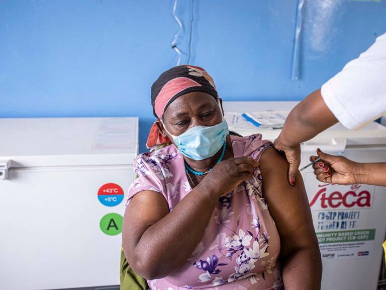 Mujer recibe la vacuna contra el Covid-19 en la ciudad keniata de Kajiado