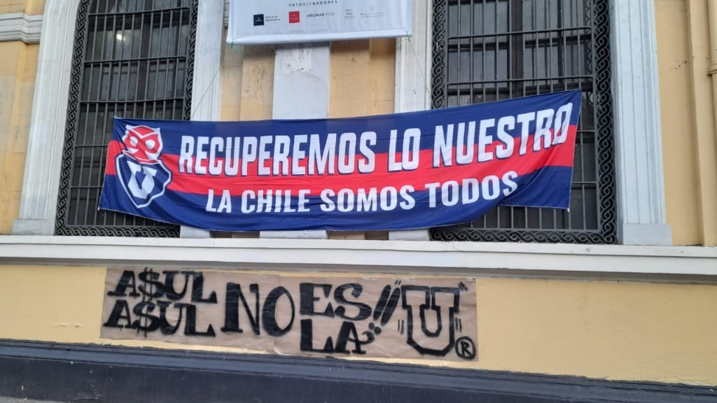 Hinchas de la U protestan en la Casa Central de la Universidad de Chile: "Rector, hágase cargo de Azul Azul"