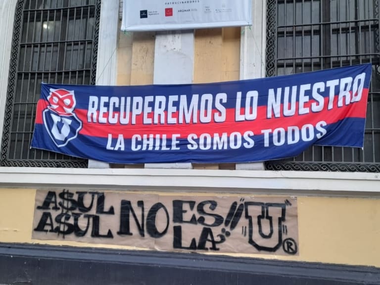 Hinchas de la U protestan en la Casa Central de la Universidad de Chile: "Rector, hágase cargo de Azul Azul"