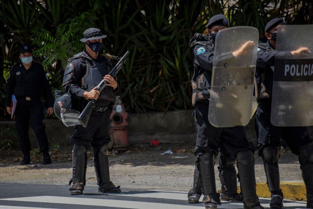 Policía custodia la residencia de Cristiana Chamorro en Managua