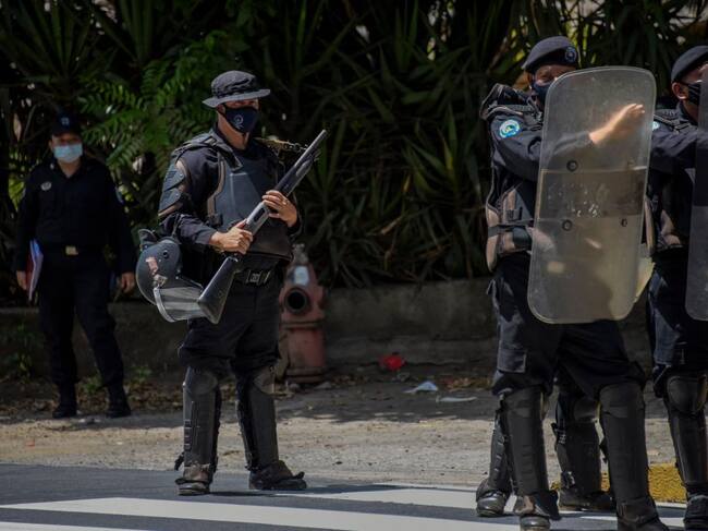 Policía custodia la residencia de Cristiana Chamorro en Managua