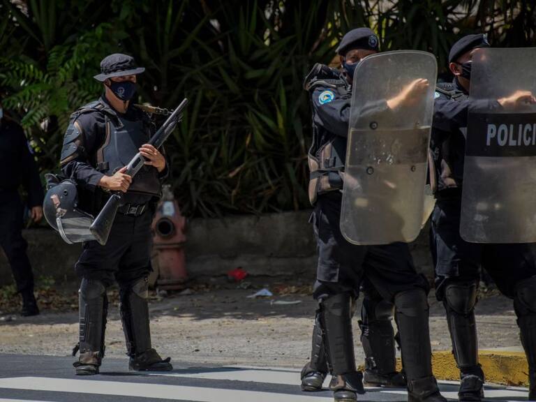 Policía custodia la residencia de Cristiana Chamorro en Managua